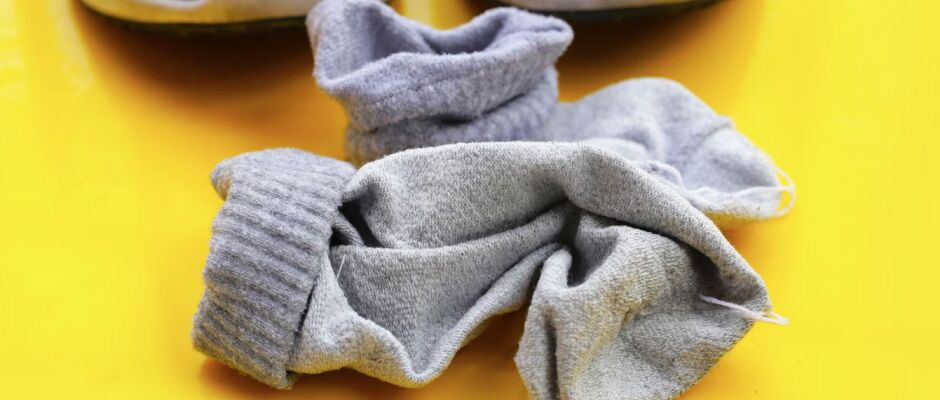 Usar meias por mais de uma vez aumenta risco de bactérias e infecções nos pés