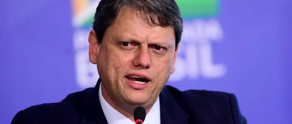 Tarcísio entra na onda de polêmica da Havaianas em vídeo sobre Rodoanel