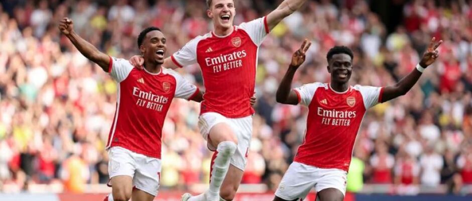 Arsenal vence o Brighton, sofre no fim e mantém liderança do Inglês