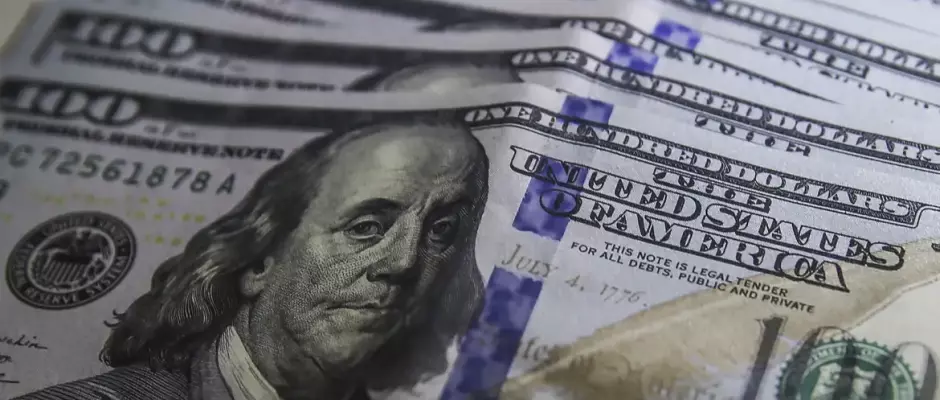 Dólar fecha a R$ 5,25 e real volta a se destacar entre emergentes