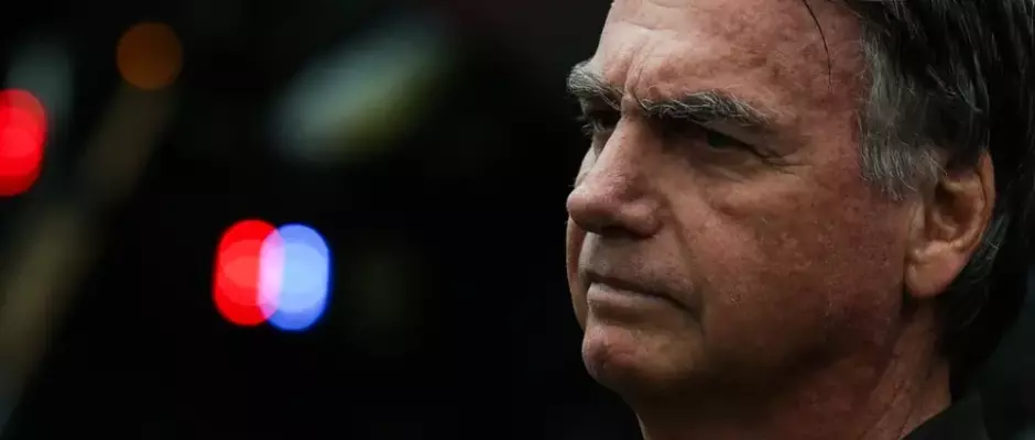 Bolsonaro tem nova crise de soluços após procedimento e segue internado em Brasília