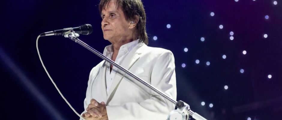 Roberto Carlos interrompe show para repreender fotógrafos no Rio