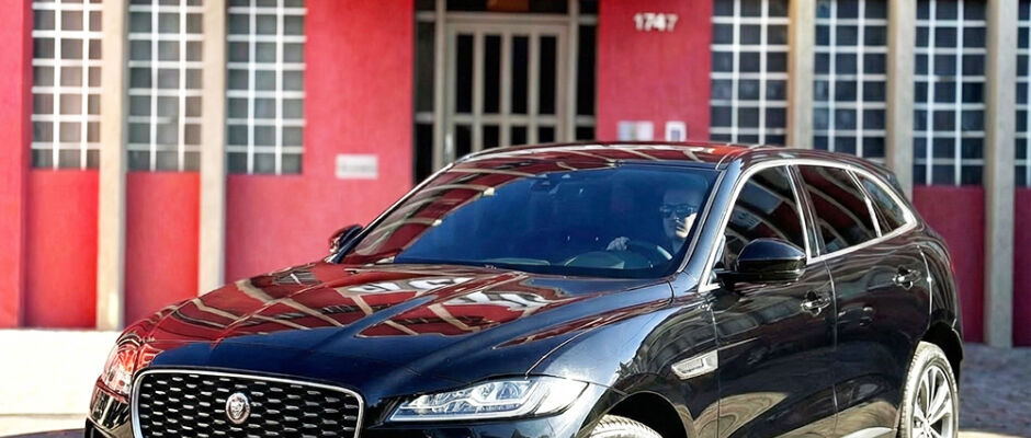 O último Jaguar a gasolina sai da fábrica e a marca ficará sem carros até 2027