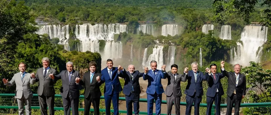 Lula posa ao centro com presidentes do Mercosul na abertura da cúpula em Foz do Iguaçu