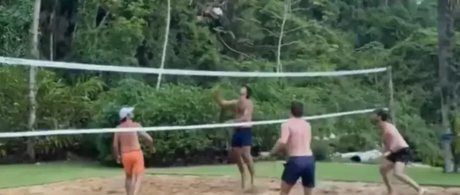De férias no Brasil, Verstappen aparece jogando vôlei de praia ao lado de amigos
