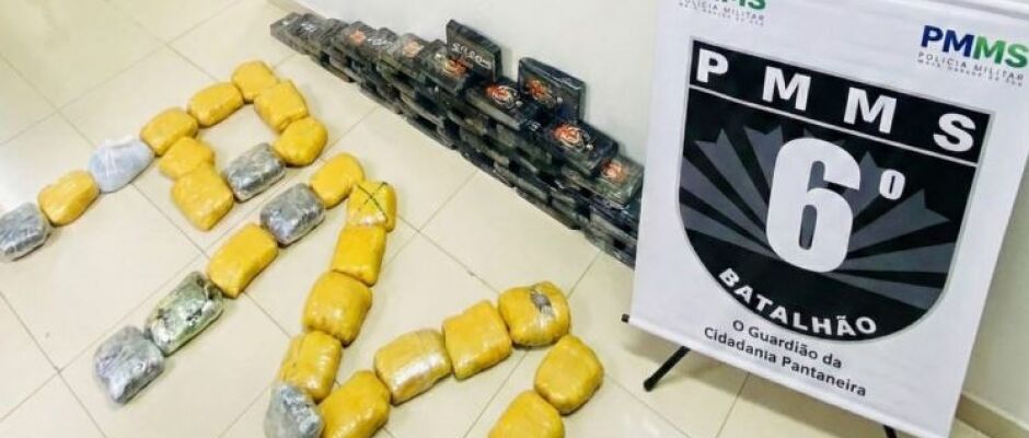 PM apreende 63 quilos de drogas em carro abandonado