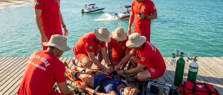 Colisão entre lanchas em Angra deixa feridos e jovem com fratura na coluna