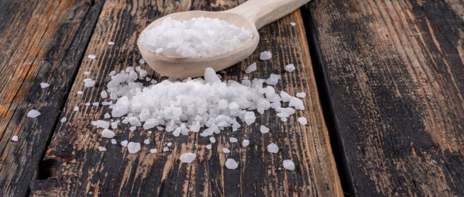 Anvisa suspende comercialização de sal grosso e pó decorativo; veja quais marcas