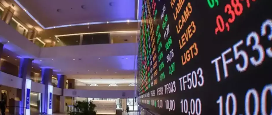 Ibovespa volta ao azul após tombo, puxado por Itaú e fluxo estrangeiro