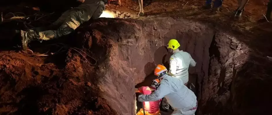 Criança de 2 anos cai em buraco de 4 metros e é salva sem ferimentos