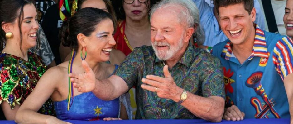 Lula acompanha desfile do Galo da Madrugada no Recife ao lado de aliados