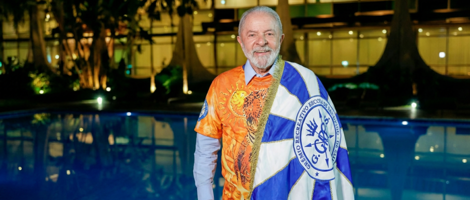 Lula acompanha desfile em sua homenagem na Sapucaí