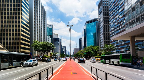 Além de ser palco para grandes eventos, a avenida paulista também abriga diversas faculdades como Anhembi Morumbi, Faculdade Cásper Líbero, UNIP, entre outras
