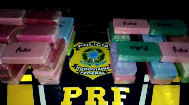 A Polícia Rodoviária Federal (PRF) prendeu na tarde de ontem (26) um casal que transportava 105 kg de cocaína em Camapuã