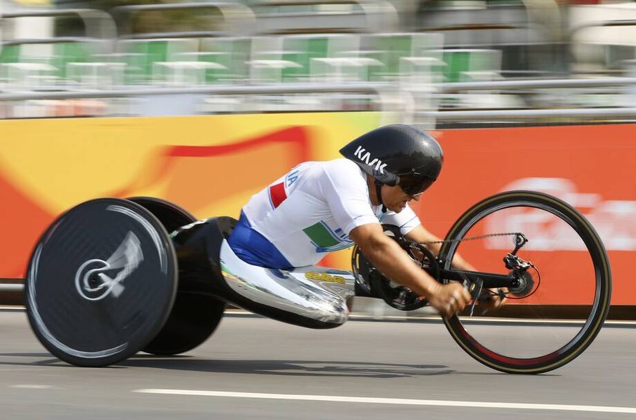 Em 2001, um grave acidente em corrida da Cart na Alemanha o fez perder as duas pernas.