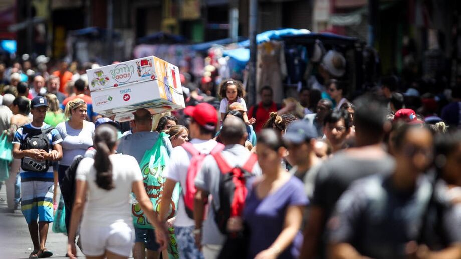 Movimentação na Rua 25 de Março, no centro de São Paulo