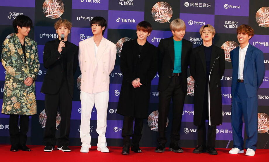 Integrantes da boyband BTS na cerimônia do Golden Disk Awards em Seul, na Coreia do Sul, antes da pandemia