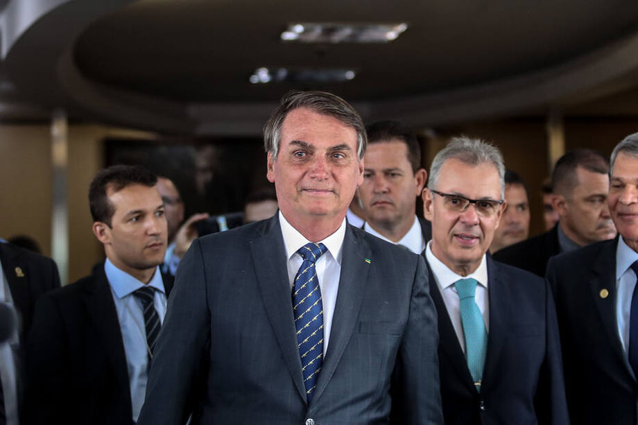 Presidente Jair Bolsonaro e o ministro Bento Albuquerque, à direita