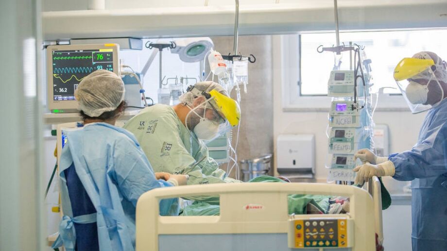 Médicos tratam paciente com coronavírus