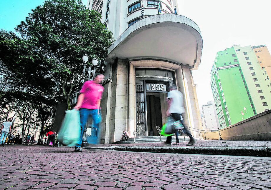 Retomada dos atendimentos presenciais em agências do INSS é marcada por impasse entre médicos peritos e governo federal