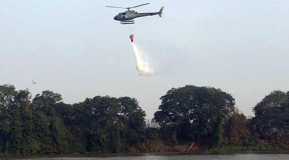O documento propõe a aquisição de um helicóptero multimissão e duas aeronaves Air Tractor, biplace