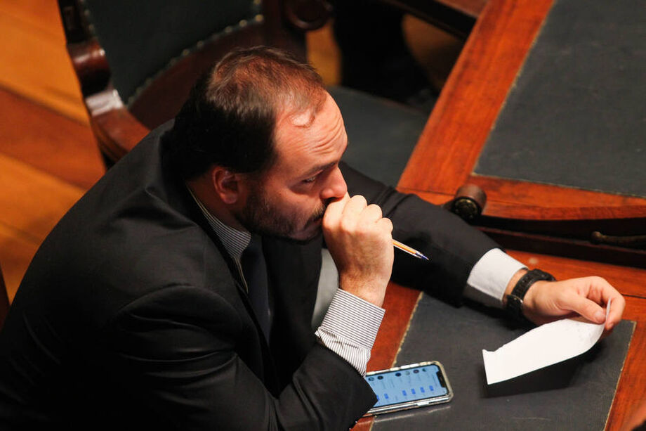 Carlos Bolsonaro é investigado por suspeita de nomear no seu gabinete funcionários que lhe repassariam seus salários