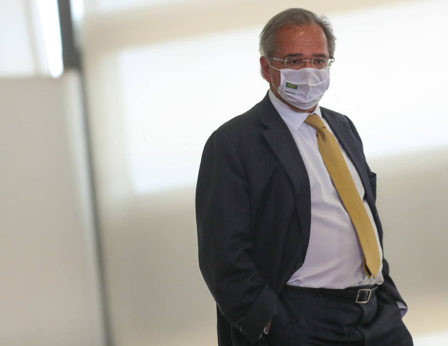 O ministro Paulo Guedes estuda um programa de substituição tributária para desonerar a folha de pagamento
