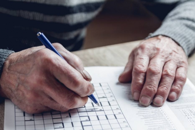 Além dos familiares, é válido que os idosos mantenham o contato com seus amigos, e também busquem conhecer novos amigos, pensando não apenas nos estímulos para o cérebro que isso traz