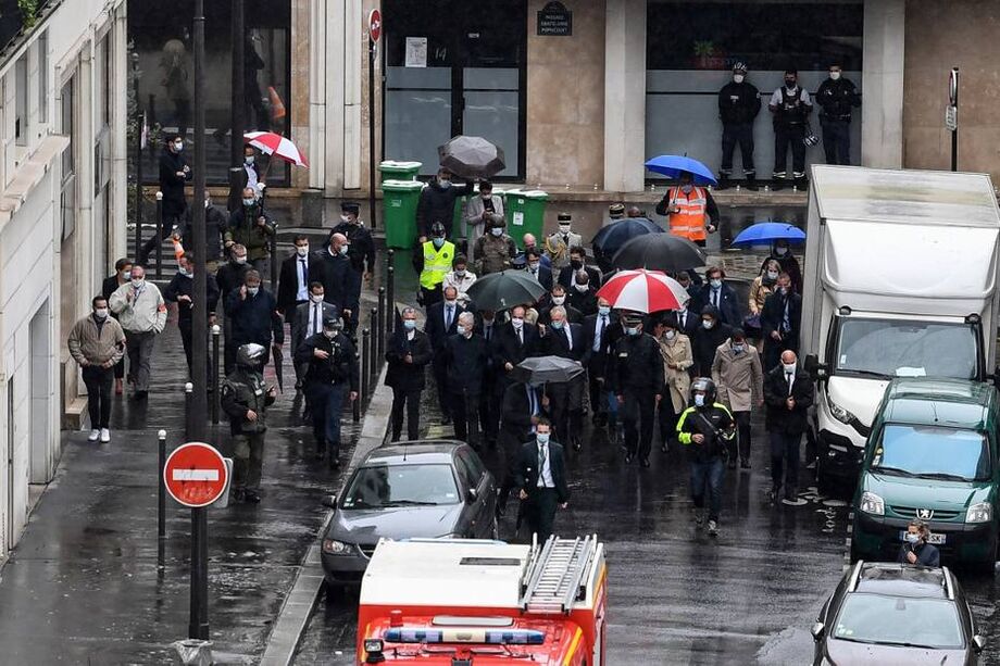 Ataque com faca deixou duas pessoas feridas em frente a sede da revista Charlie Hebdo, em Paris
