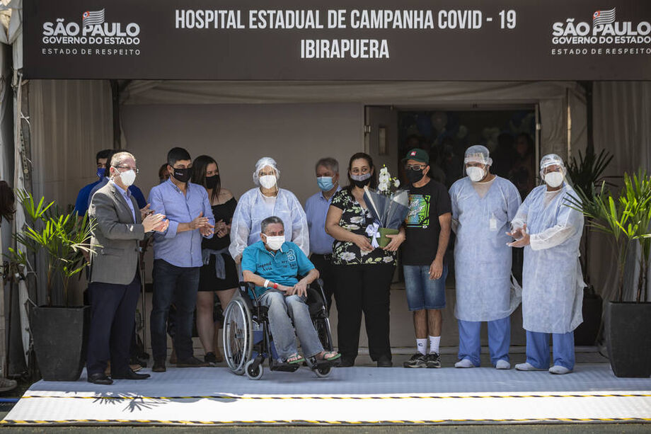 Iray Fernandes, de 70 anos, foi o último paciente a ter alta do hospital de campanha do Complexo do Ibirapuera