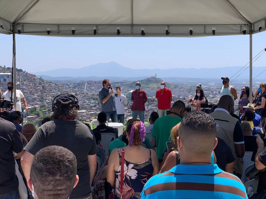Eduardo Paes (DEM) iniciou sua campanha no Morro do Adeus