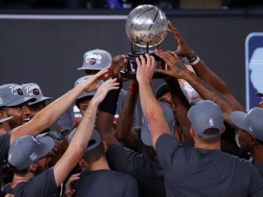 Jogadores do Miami Heat celebram com troféu da Conferência Leste da NBA
