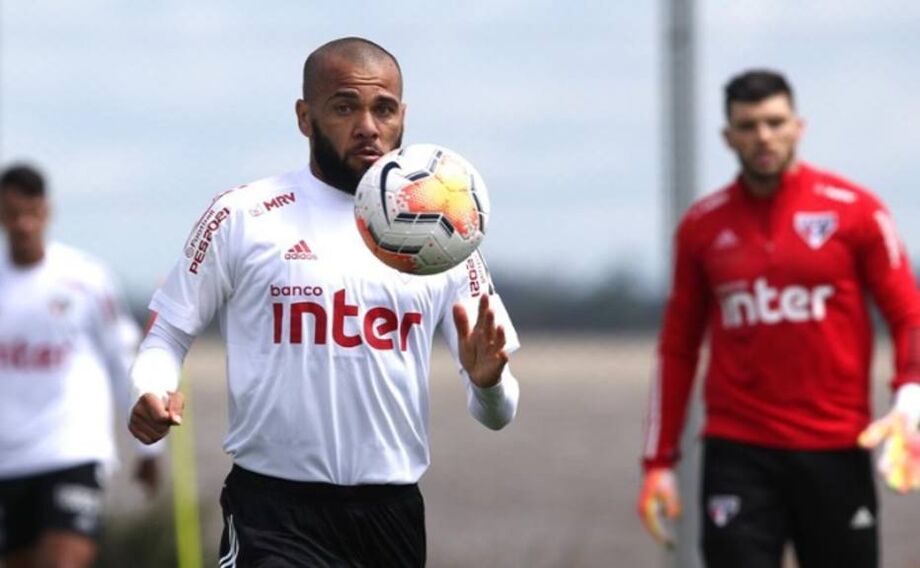 Daniel Alves participa de treino do São Paulo no CT do Inter
