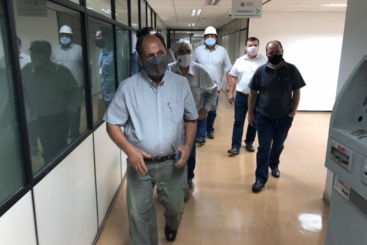 Deputado Zé Teixeira, acompanhado de representantes do Sicredi, verificou os locais onde serão instaladas agências bancárias