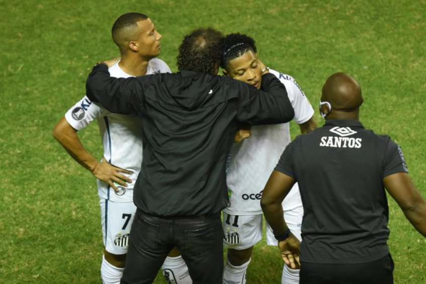 Sem poder contratar desde março passado por conta de uma punição imposta pela Fifa devido ao não pagamento de uma dívida com o Hamburgo