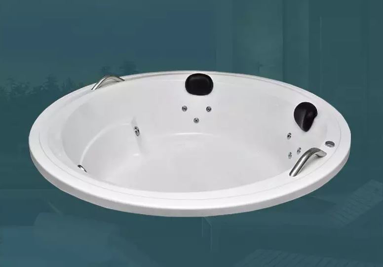 Existem diversos modelos da mesma em uma loja de banheiras, com dispositivos como hidromassagem