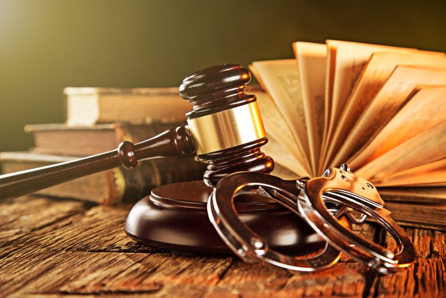 De acordo com o Código Penal, o crime de peculato acontece quando o servidor público aproveita de seu cargo para desviar ou se apropriar de um bem, buscando benefício próprio