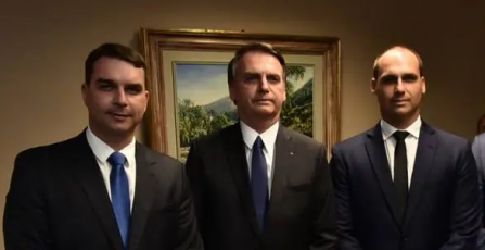 Jair Bolsonaro e seus filhos