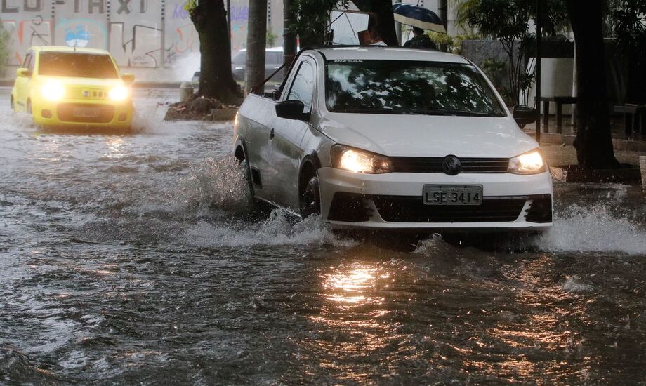 A prefeitura alerta, entretanto, que o solo ainda está encharcado em diversas encostas e os cuidados devem ser mantidos