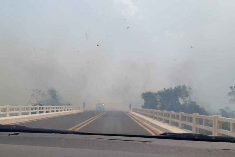 Ontem à tarde, até por volta das 20h45, o trânsito teve de ser interrompido por causa da fumaça dos focos de incêndios nos dois lados da pista, que reduziram e muito a visibilidade de condutores