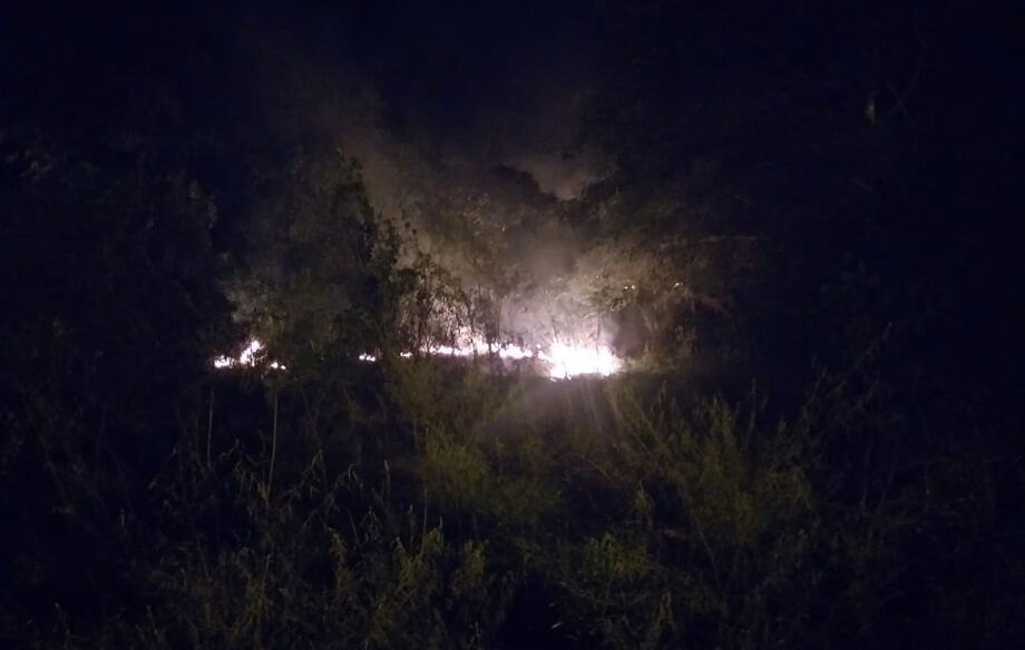 A Polícia Militar Ambiental foi acionada na madrugada de hoje (26) por conta de uma pessoa que estaria provocando um fogo em um grande terreno, à margem da rodovia MS 384 em Bela Vista