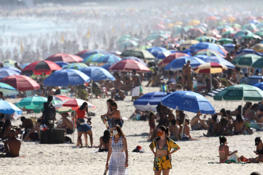 Praia lotada em Ipanema, no Rio, neste domingo, 30, apesar da pandemia de coronavírus