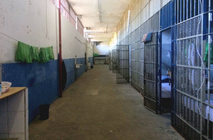 Droga é contrabandeada para dentro das unidades prisionais em forma líquida, borrifada em folhas de papel