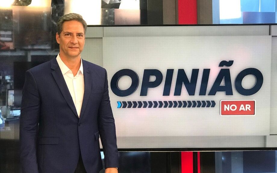Luís Ernesto Lacombe no estúdio do Opinião no Ar, programa da RedeTV! que estreia segunda (28)