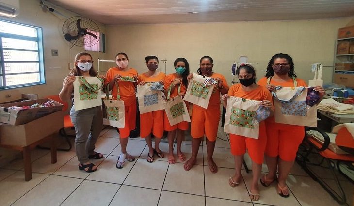 Foram confeccionadas bolsas e máscaras de tecido lavável