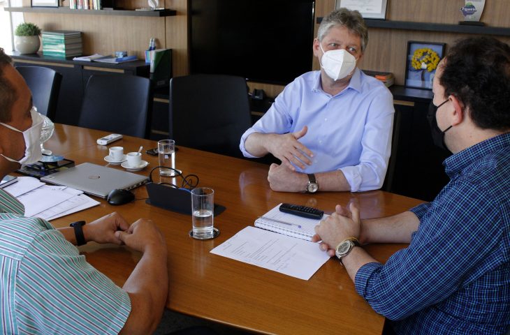 O dirigente acrescentou que caso a medida não surta efeito e o rio baixe o nível ainda mais será implantado no local as bombas antifibrias e bombas submersíveis.