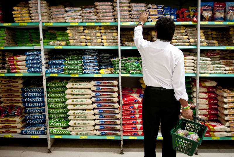 Consumidores gastam mais com alimentação