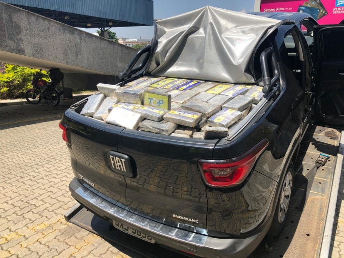 Após perseguição e colisão, os policiais prenderam um homem transportando 646 tabletes de cocaína, totalizando 705,8 kg de entorpecente.