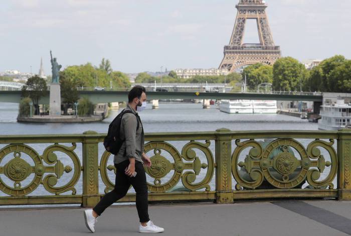 (Imagem de arquivo) França tem aumento no número de casos novos, enquanto países vizinhos voltam a implementar medidas restritivas para conter nova onda