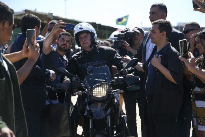Bolsonaro deixa Alvorada para fazer passeio de moto
